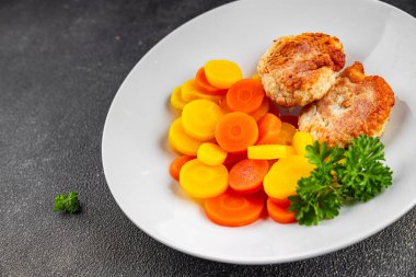 Vejetaryen pirzolalar ve haşlanmış havuçlar bir kase içinde doğal gıda sebzeleri organik gurme yemek arka planı masanın üzerinde rustik yemekler üst görünüm uzay Keto paleo diyet vejetaryen gıdalar