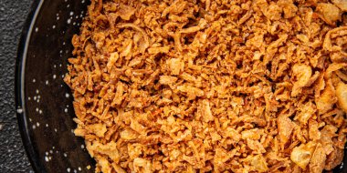 Kızarmış soğan çıtır soğan aperatif sebzeler taze lezzetli gurme yemek arkaplanı masa rustik yemek üst görünümü fotokopi alanı vejetaryen ve vejetaryen yemekleri