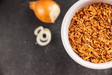 Kızarmış soğan çıtır soğan aperatif sebzeler taze lezzetli gurme yemek arkaplanı masa rustik yemek üst görünümü fotokopi alanı vejetaryen ve vejetaryen yemekleri