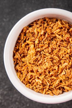 Kızarmış soğan çıtır soğan aperatif sebzeler taze lezzetli gurme yemek arkaplanı masa rustik yemek üst görünümü fotokopi alanı vejetaryen ve vejetaryen yemekleri