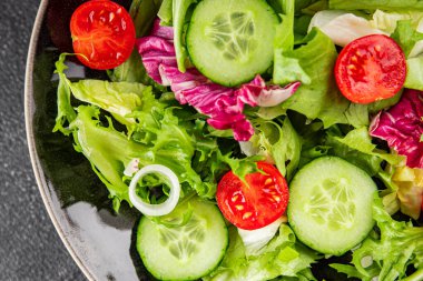 Sebze salatası, domates, salatalık, marul, yeşil yaprak marul, soğan iştah açıcı sebze, taze gurme yemek arka plan kırsal yemek fotokopi alanı keto ve paleo diyeti vejetaryen yemeği.