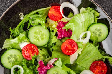 Sebze salatası, domates, salatalık, marul, yeşil yaprak marul, soğan iştah açıcı sebze, taze gurme yemek arka plan kırsal yemek fotokopi alanı keto ve paleo diyeti vejetaryen yemeği.