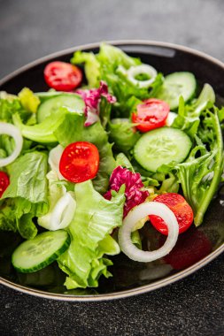 Sebze salatası, domates, salatalık, marul, yeşil yaprak marul, soğan iştah açıcı sebze, taze gurme yemek arka plan kırsal yemek fotokopi alanı keto ve paleo diyeti vejetaryen yemeği.