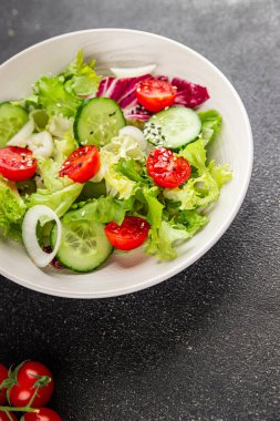 Sebze salatası, domates, salatalık, marul, yeşil yaprak marul, soğan iştah açıcı sebze, taze gurme yemek arka plan kırsal yemek fotokopi alanı keto ve paleo diyeti vejetaryen yemeği.