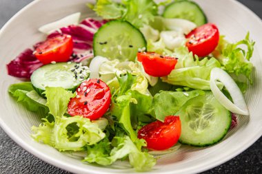 Sebze salatası, domates, salatalık, marul, yeşil yaprak marul, soğan iştah açıcı sebze, taze gurme yemek arka plan kırsal yemek fotokopi alanı keto ve paleo diyeti vejetaryen yemeği.