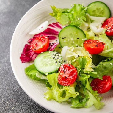 Sebze salatası, domates, salatalık, marul, yeşil yaprak marul, soğan iştah açıcı sebze, taze gurme yemek arka plan kırsal yemek fotokopi alanı keto ve paleo diyeti vejetaryen yemeği.