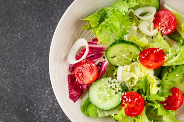 Sebze salatası, domates, salatalık, marul, yeşil yaprak marul, soğan iştah açıcı sebze, taze gurme yemek arka plan kırsal yemek fotokopi alanı keto ve paleo diyeti vejetaryen yemeği.