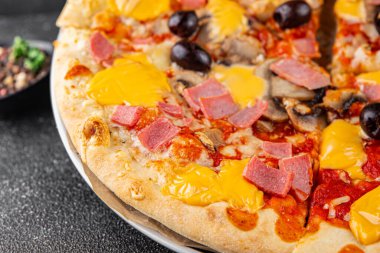 Pizza jambonu, mantar, zeytin, peynir aperatif sebze taze lezzetli gurme yemek arkaplanı masa rustik gıda üst görünümü fotokopi alanı