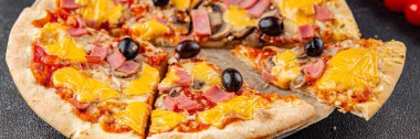 Pizza jambonu, mantar, zeytin, peynir aperatif sebze taze lezzetli gurme yemek arkaplanı masa rustik gıda üst görünümü fotokopi alanı