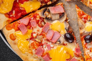 Pizza jambonu, mantar, zeytin, peynir aperatif sebze taze lezzetli gurme yemek arkaplanı masa rustik gıda üst görünümü fotokopi alanı