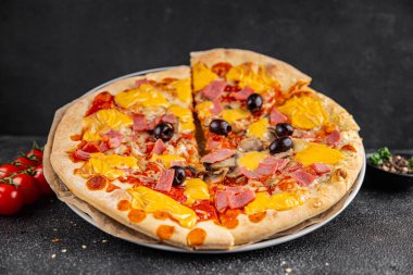 Pizza jambonu, mantar, zeytin, peynir aperatif sebze taze lezzetli gurme yemek arkaplanı masa rustik gıda üst görünümü fotokopi alanı