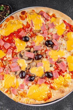 Pizza jambonu, mantar, zeytin, peynir aperatif sebze taze lezzetli gurme yemek arkaplanı masa rustik gıda üst görünümü fotokopi alanı