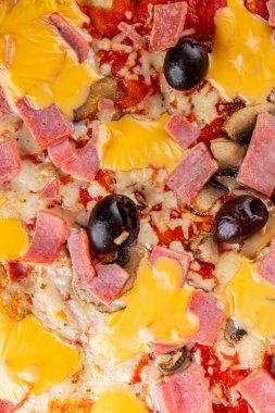 Pizza jambonu, mantar, zeytin, peynir aperatif sebze taze lezzetli gurme yemek arkaplanı masa rustik gıda üst görünümü fotokopi alanı