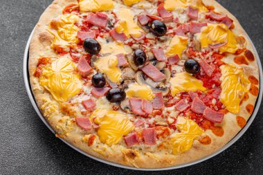 Pizza jambonu, mantar, zeytin, peynir aperatif sebze taze lezzetli gurme yemek arkaplanı masa rustik gıda üst görünümü fotokopi alanı