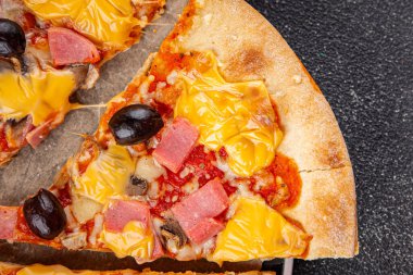 Pizza jambonu, mantar, zeytin, peynir aperatif sebze taze lezzetli gurme yemek arkaplanı masa rustik gıda üst görünümü fotokopi alanı