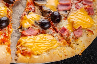 Pizza jambonu, mantar, zeytin, peynir aperatif sebze taze lezzetli gurme yemek arkaplanı masa rustik gıda üst görünümü fotokopi alanı
