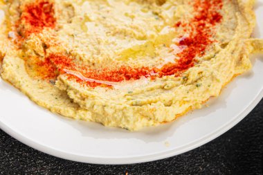 Humus nohutu sosu baharatlar iştah açıcı sebzeler taze lezzetli gurme vejetaryen ve vejetaryen yemek arka planı masa sade yemekler üst görünüm fotokopi alanı keto ve paleo diyeti