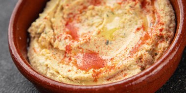 Humus nohutu sosu baharatlar iştah açıcı sebzeler taze lezzetli gurme vejetaryen ve vejetaryen yemek arka planı masa sade yemekler üst görünüm fotokopi alanı keto ve paleo diyeti