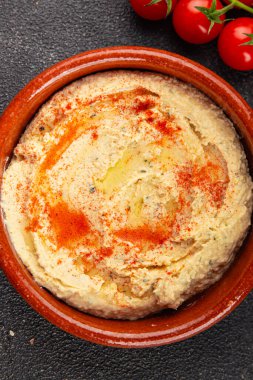 Humus nohutu sosu baharatlar iştah açıcı sebzeler taze lezzetli gurme vejetaryen ve vejetaryen yemek arka planı masa sade yemekler üst görünüm fotokopi alanı keto ve paleo diyeti
