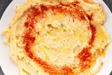 Humus nohutu sosu baharatlar iştah açıcı sebzeler taze lezzetli gurme vejetaryen ve vejetaryen yemek arka planı masa sade yemekler üst görünüm fotokopi alanı keto ve paleo diyeti