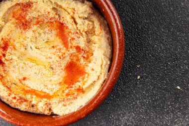 Humus nohutu sosu baharatlar iştah açıcı sebzeler taze lezzetli gurme vejetaryen ve vejetaryen yemek arka planı masa sade yemekler üst görünüm fotokopi alanı keto ve paleo diyeti
