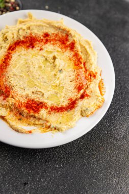 Humus nohutu sosu baharatlar iştah açıcı sebzeler taze lezzetli gurme vejetaryen ve vejetaryen yemek arka planı masa sade yemekler üst görünüm fotokopi alanı keto ve paleo diyeti