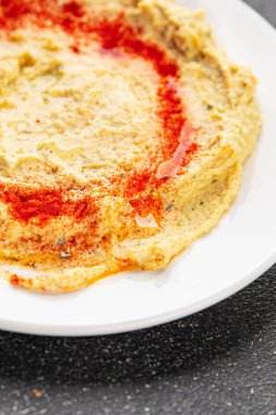 Humus nohutu sosu baharatlar iştah açıcı sebzeler taze lezzetli gurme vejetaryen ve vejetaryen yemek arka planı masa sade yemekler üst görünüm fotokopi alanı keto ve paleo diyeti