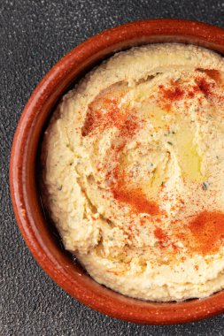 Humus nohutu sosu baharatlar iştah açıcı sebzeler taze lezzetli gurme vejetaryen ve vejetaryen yemek arka planı masa sade yemekler üst görünüm fotokopi alanı keto ve paleo diyeti