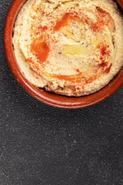 Humus nohutu sosu baharatlar iştah açıcı sebzeler taze lezzetli gurme vejetaryen ve vejetaryen yemek arka planı masa sade yemekler üst görünüm fotokopi alanı keto ve paleo diyeti