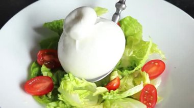 Burrata peynirli salata, bufalo sütlü salata, salata, salata, salata, salata, lezzetli gurme, yemek, arka plan, masa, rustik yemek, fotokopi, fotokopi, uzay keto ve paleo diyeti vejetaryeni.