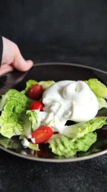 Burrata peynirli salata, bufalo sütlü salata, salata, salata, salata, salata, lezzetli gurme, yemek, arka plan, masa, rustik yemek, fotokopi, fotokopi, uzay keto ve paleo diyeti vejetaryeni.