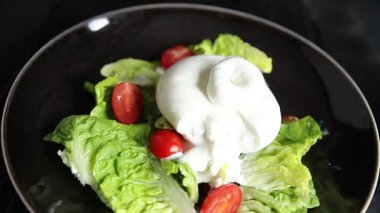 Burrata peynirli salata, bufalo sütlü salata, salata, salata, salata, salata, lezzetli gurme, yemek, arka plan, masa, rustik yemek, fotokopi, fotokopi, uzay keto ve paleo diyeti vejetaryeni.