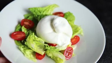 Burrata peynirli salata, bufalo sütlü salata, salata, salata, salata, salata, lezzetli gurme, yemek, arka plan, masa, rustik yemek, fotokopi, fotokopi, uzay keto ve paleo diyeti vejetaryeni.