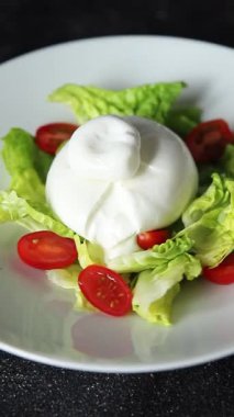 Burrata peynirli salata, bufalo sütlü salata, salata, salata, salata, salata, lezzetli gurme, yemek, arka plan, masa, rustik yemek, fotokopi, fotokopi, uzay keto ve paleo diyeti vejetaryeni.