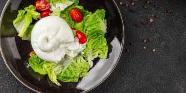 Burrata peynirli salata, bufalo sütlü salata, salata, salata, salata, salata, lezzetli gurme, yemek, arka plan, masa, rustik yemek, fotokopi, fotokopi, uzay keto ve paleo diyeti vejetaryeni.