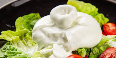 Burrata peynirli salata, bufalo sütlü salata, salata, salata, salata, salata, lezzetli gurme, yemek, arka plan, masa, rustik yemek, fotokopi, fotokopi, uzay keto ve paleo diyeti vejetaryeni.