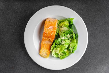 Somon balığı kızartması, deniz ürünleri taze lezzetli gurme yemek arka planı, rustik yemekler, fotokopi alanı, keto paleo diyet vejetaryen diyeti.