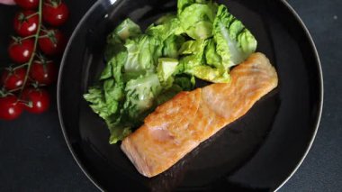 Somon balığı kızartması, deniz ürünleri taze lezzetli gurme yemek arka planı, rustik yemekler, fotokopi alanı, keto paleo diyet vejetaryen diyeti.