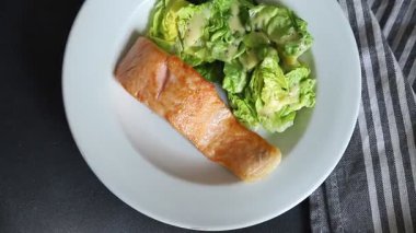 Somon balığı kızartması, deniz ürünleri taze lezzetli gurme yemek arka planı, rustik yemekler, fotokopi alanı, keto paleo diyet vejetaryen diyeti.