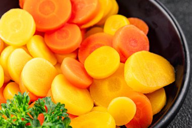 Havuç halkaları kaynamış sebze yemeği taze lezzetli gurme yemek arka planı masaya rustik gıda fotokopi alanı keto ve paleo diyet vejetaryen ve vejetaryen gıda