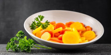 Havuç halkaları kaynamış sebze yemeği taze lezzetli gurme yemek arka planı masaya rustik gıda fotokopi alanı keto ve paleo diyet vejetaryen ve vejetaryen gıda