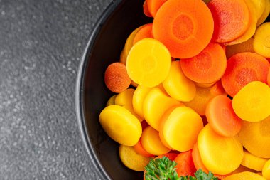 Havuç halkaları kaynamış sebze yemeği taze lezzetli gurme yemek arka planı masaya rustik gıda fotokopi alanı keto ve paleo diyet vejetaryen ve vejetaryen gıda