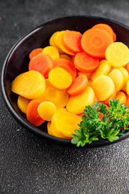 Havuç halkaları kaynamış sebze yemeği taze lezzetli gurme yemek arka planı masaya rustik gıda fotokopi alanı keto ve paleo diyet vejetaryen ve vejetaryen gıda