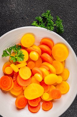 Havuç halkaları kaynamış sebze yemeği taze lezzetli gurme yemek arka planı masaya rustik gıda fotokopi alanı keto ve paleo diyet vejetaryen ve vejetaryen gıda