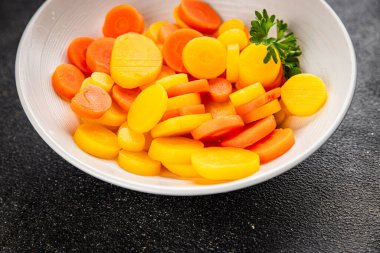 Havuç halkaları kaynamış sebze yemeği taze lezzetli gurme yemek arka planı masaya rustik gıda fotokopi alanı keto ve paleo diyet vejetaryen ve vejetaryen gıda