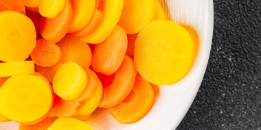 Havuç halkaları kaynamış sebze yemeği taze lezzetli gurme yemek arka planı masaya rustik gıda fotokopi alanı keto ve paleo diyet vejetaryen ve vejetaryen gıda