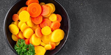 Havuç halkaları kaynamış sebze yemeği taze lezzetli gurme yemek arka planı masaya rustik gıda fotokopi alanı keto ve paleo diyet vejetaryen ve vejetaryen gıda