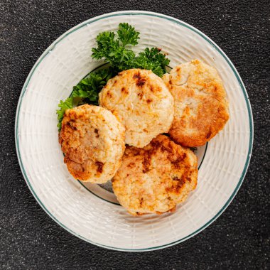 Et, domuz pirzolası, sığır eti, tavuk, kuzu kızartması taze lezzetli gurme yemek arkaplanı masanın kırsal kesiminde fotokopi alanı.