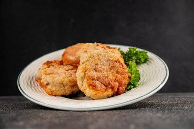 Et, domuz pirzolası, sığır eti, tavuk, kuzu kızartması taze lezzetli gurme yemek arkaplanı masanın kırsal kesiminde fotokopi alanı.