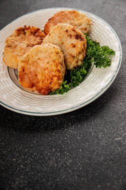 Et, domuz pirzolası, sığır eti, tavuk, kuzu kızartması taze lezzetli gurme yemek arkaplanı masanın kırsal kesiminde fotokopi alanı.